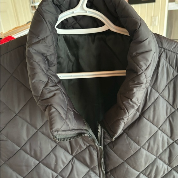 Quilted Black Sleeveless Puffer Vest - Picture 5 of 8
